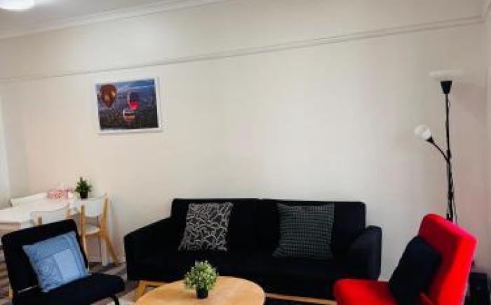 Minimalist 2-Bed, 2-Bath Apartment - Free Parking