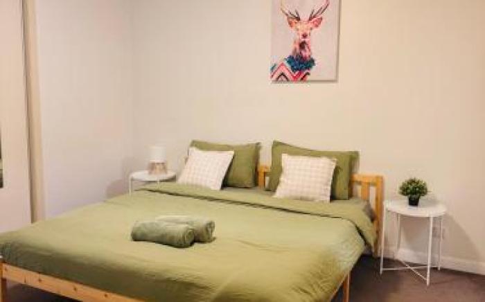 Minimalist 2-Bed, 2-Bath Apartment - Free Parking