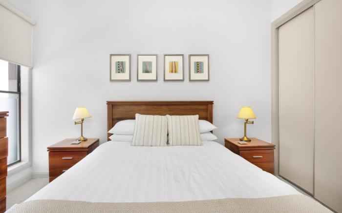 2-Bed Apartment with Parking & Balcony Near Trains