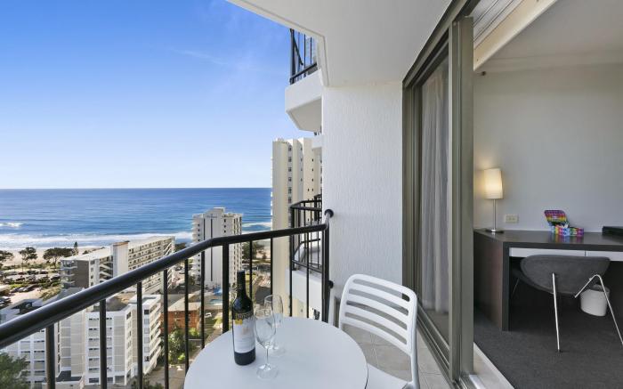 Ocean View 2-Bed Studio In the Heart of Surfers
