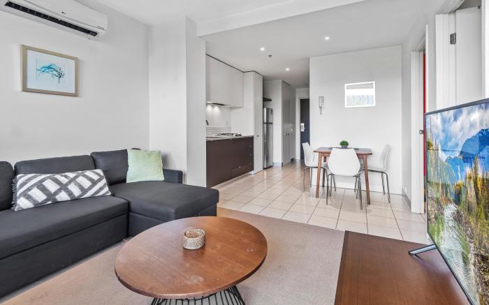 Central 1-Bed Apartment with Secure Parking