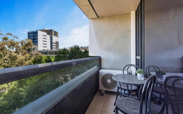 Central 1-Bed Apartment with Secure Parking