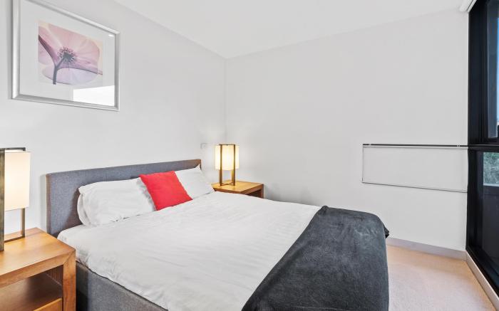 Central 1-Bed Apartment with Secure Parking