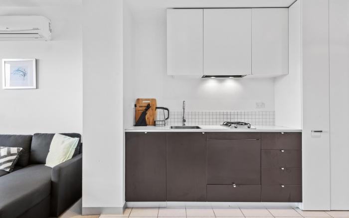 Central 1-Bed Apartment with Secure Parking