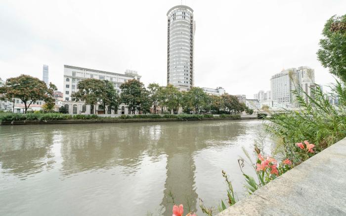 B&B 苏州河丨外白渡桥丨四行仓库抗战纪念馆丨上海陈毅广场丨黄浦会外滩丨外滩观光隧道丨河滨8