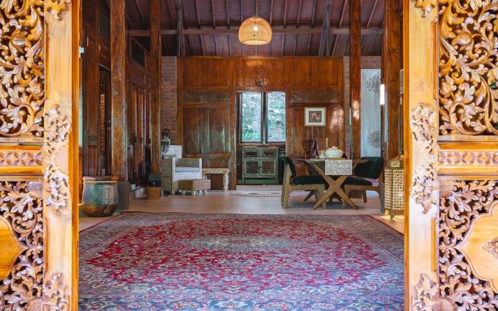 Jungle Wooden House By The River in Ubud