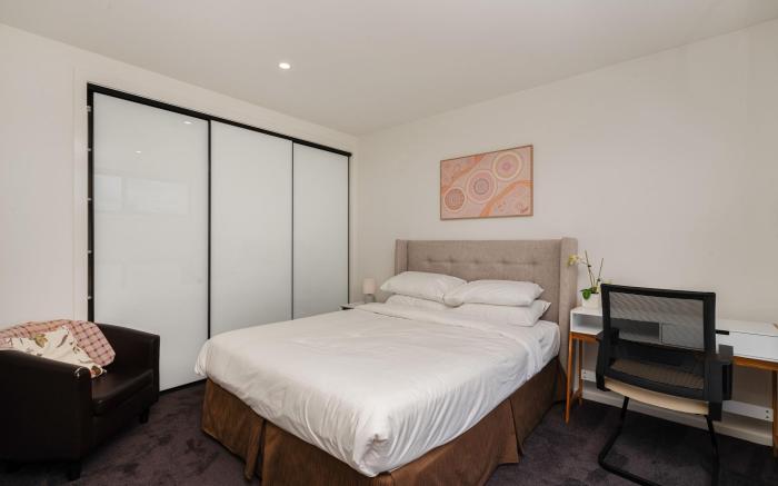 Spacious 5-Bed Family Home in Giralang