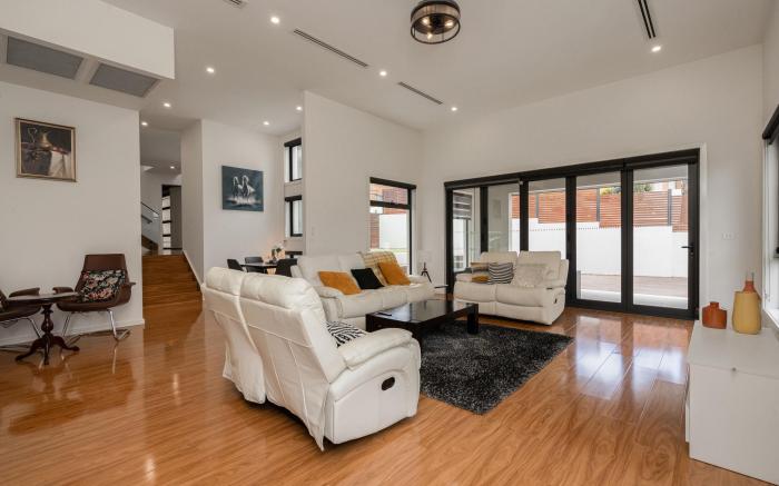 Spacious 5-Bed Family Home in Giralang