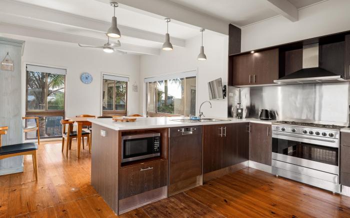 Spacious 4-Bed Home 5-min from the Beach