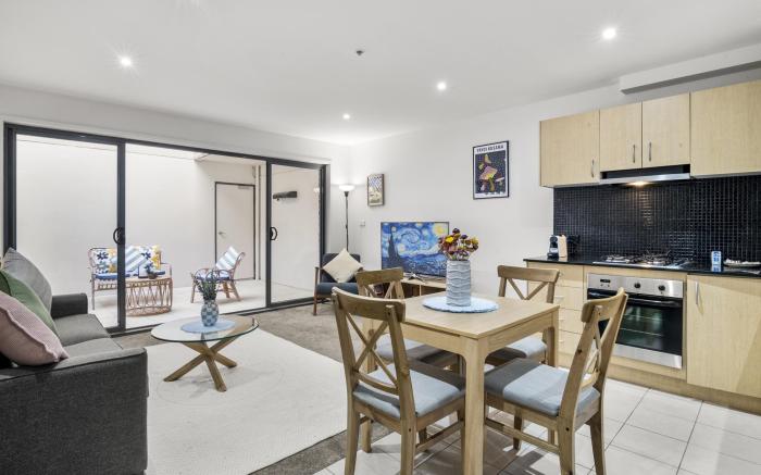 Bustling Fitzroy Eateries and Bars Nearby