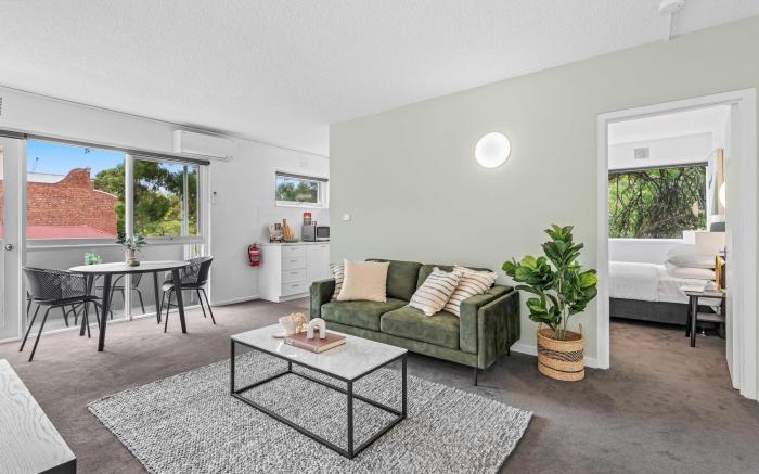 Sublime 1-Bed Apartment by Royal Park