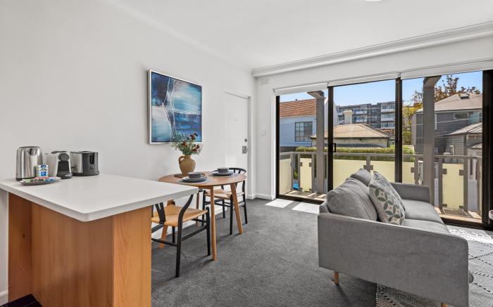 Cosy 1-Bed Balcony Unit in Quiet Street by Shops