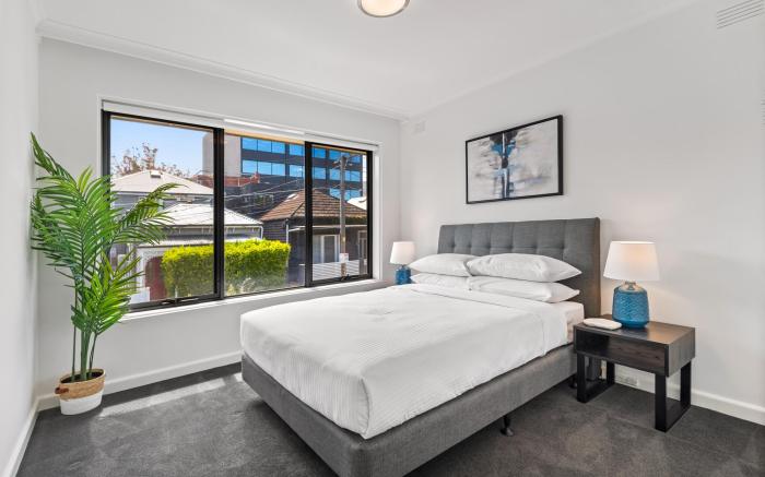 Cosy 1-Bed Balcony Unit in Quiet Street by Shops