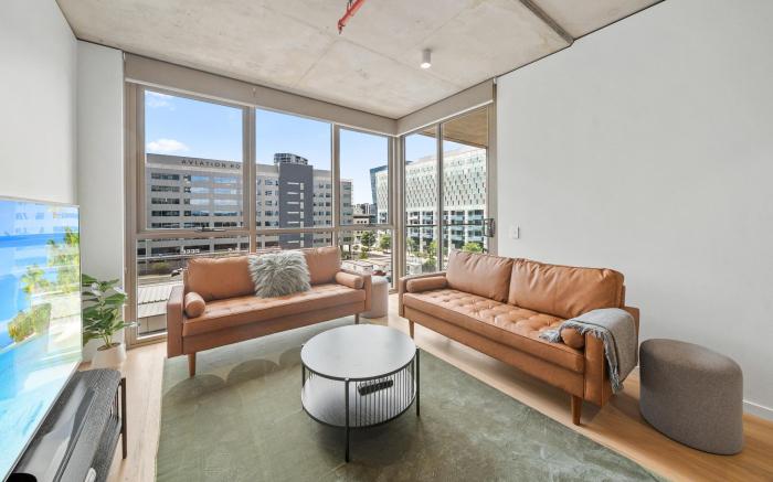 Bright 2-Bed Apartment with Gym, BBQ & Pool Access