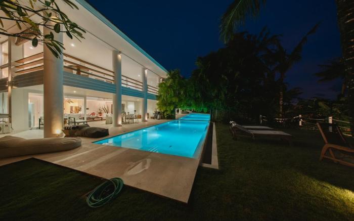 Secluded Stay: Private River Villa, Walk to Beach