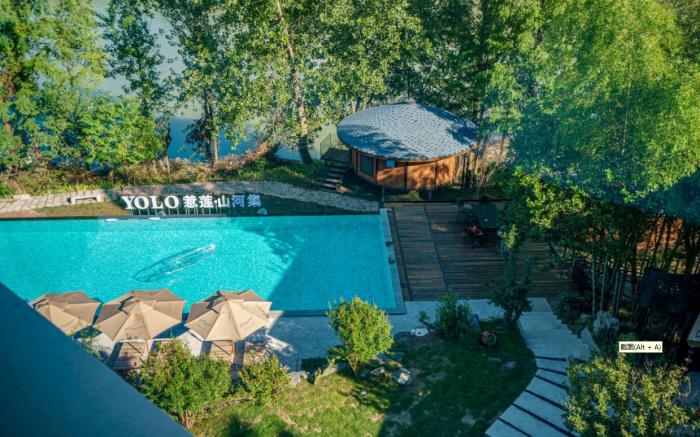 270度全景落地窗观景大床房