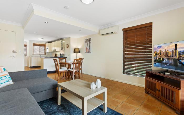 Charming 2-Bed Apartment with City Views