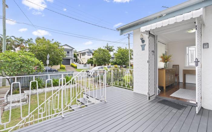 Spacious Family Home with Garden in Quiet Suburb