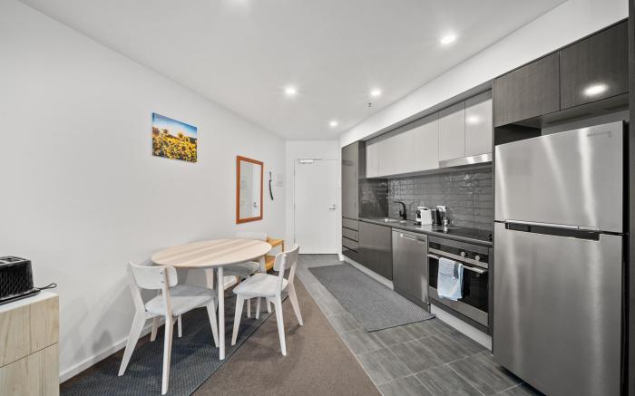 Light-Filled 1-Bed Apartment with Pool & Gym