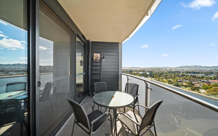 Light-Filled 1-Bed Apartment with Pool & Gym