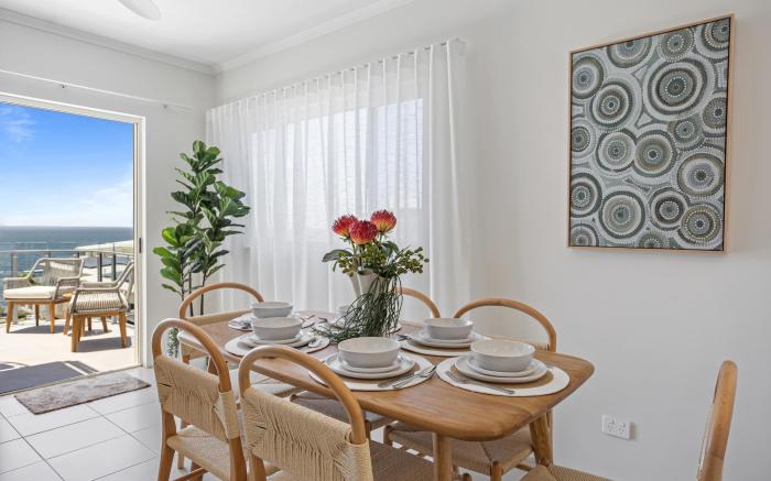 Stylish 3-Bed Apartment in Coastal Redcliffe