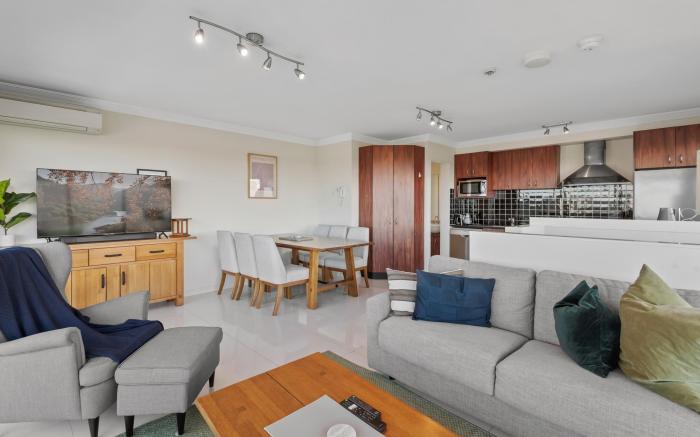 Split-Level 2BR with City-View and Separate Study