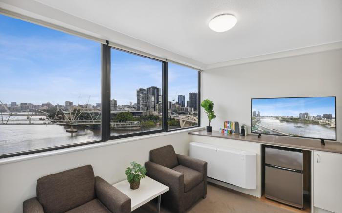 Central Brisbane Studio with Stunning River Views