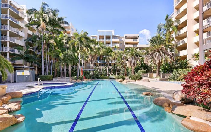 Inner-City 1-Bed with Pool & Spa