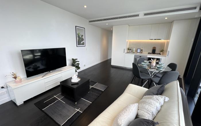 Stylish 1-Bed with Pool, Gym & Free Parking