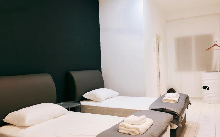 Haus 22 (Twin Bed for 2 with Share Bathroom)