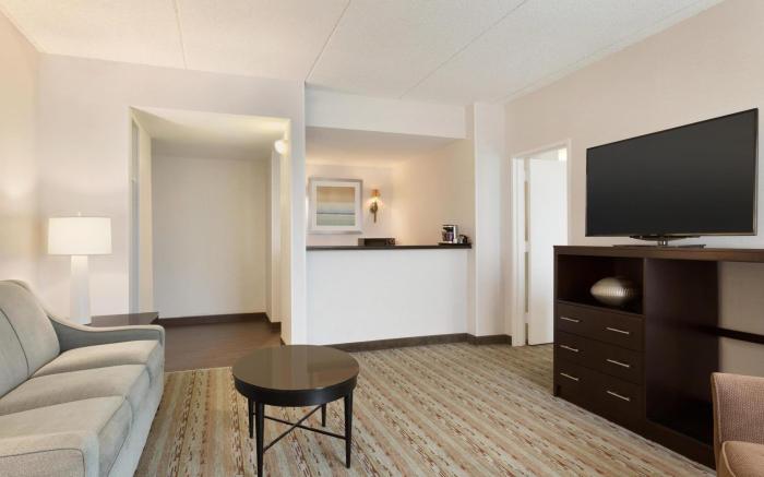 DoubleTree by Hilton Hartford - Bradley Airport