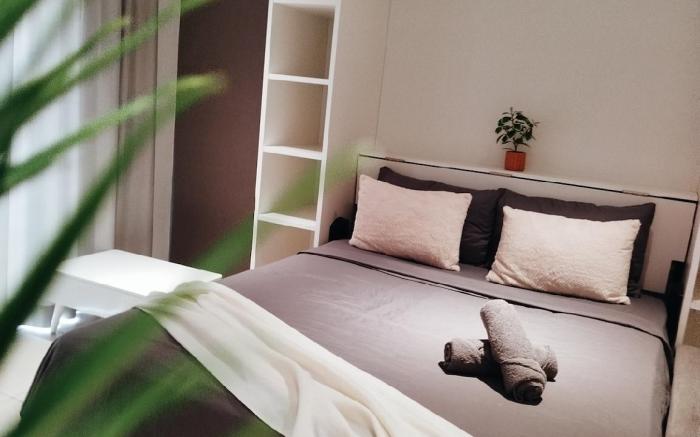 Cozy Queen Studio with Balcony by ComfyAsia