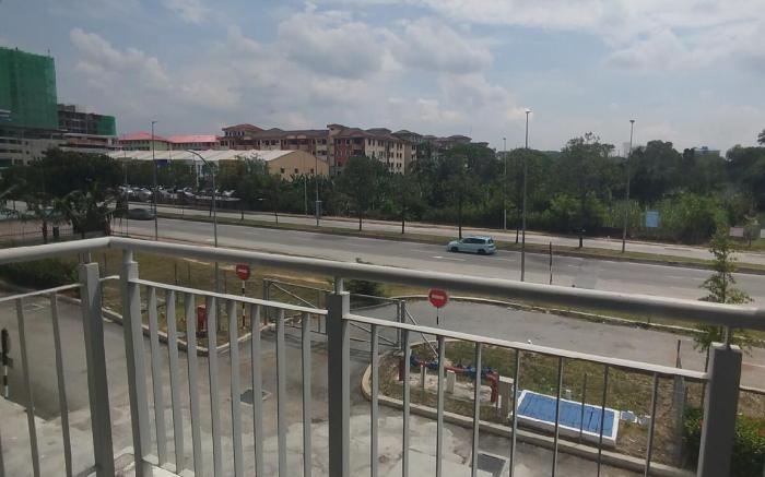 Executive Queen Studio with Balcony by ComfyAsia