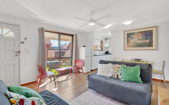 Tranquil 2-Bed Townhouse Close to Redcliffe Beach