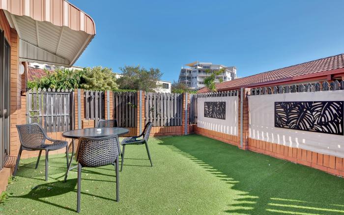 Tranquil 2-Bed Townhouse Close to Redcliffe Beach