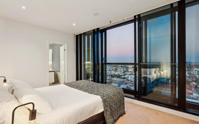 Fortitude Valley 3-Bed, Top Floor + Bridge View