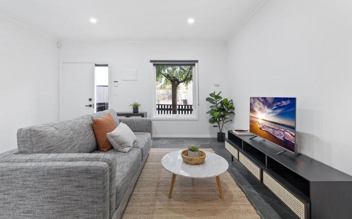 Sleek 2-Bed Terrace near Local Park