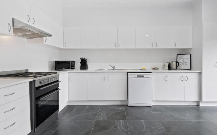 Sleek 2-Bed Terrace near Local Park