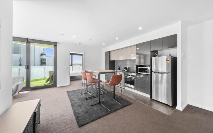 Bright 2-Bed Apartment with Scenic Balcony