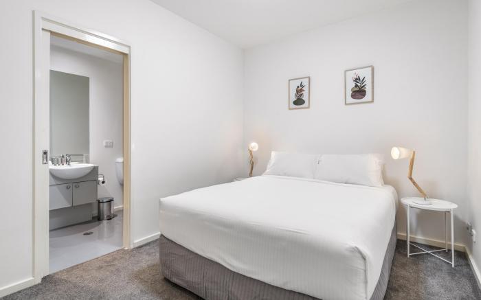 Melbourne CBD 2BR Apt with Pool & Gym Access