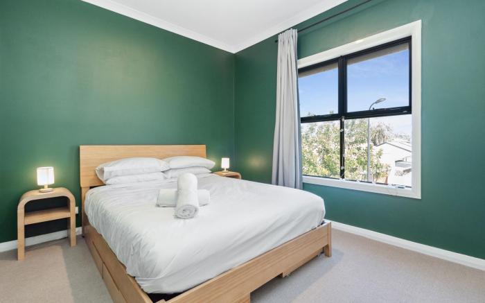 Bright 2-Bed Townhouse with Balcony & Garage