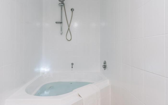 Lakeside 3-Bed Apartment with Jacuzzi