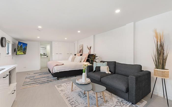 Comfy Studio near Racecourse, Dining & CBD Trains