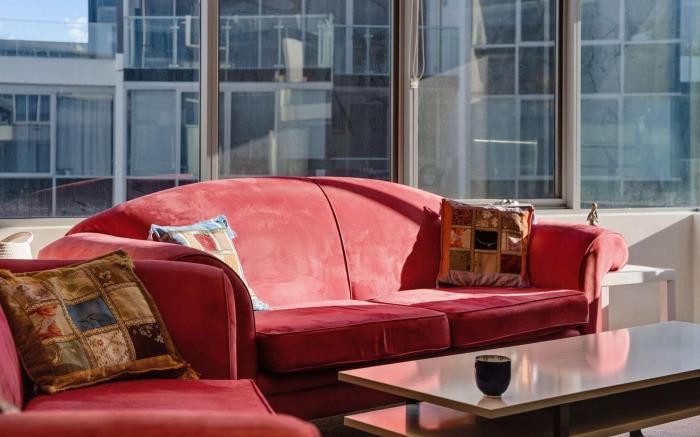 Canberra Lakefront 2-Bed with Pool, Gym & Parking