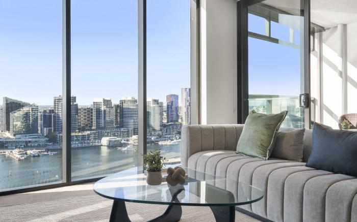 Stunning 2-Bed Apartment with Water Views