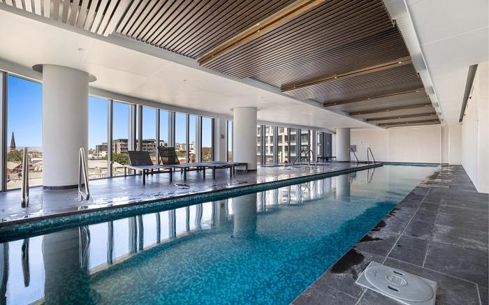 Chic 1-Bed with Parking, Gym, Pool & City Views