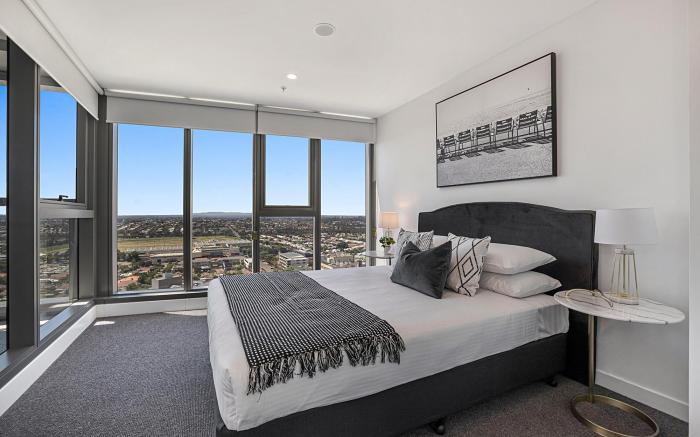 Chic 1-Bed with Parking, Gym, Pool & City Views