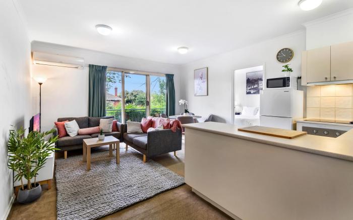 Chic 2-Bed Apartment near Albert Park & Chapel St