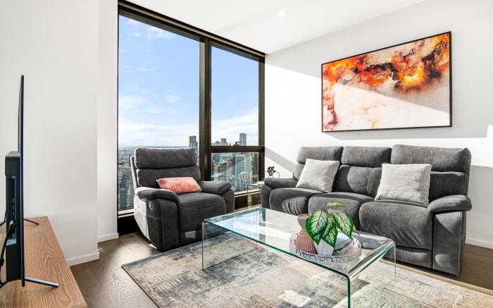 Stylish City Apartment with Expanding City Views