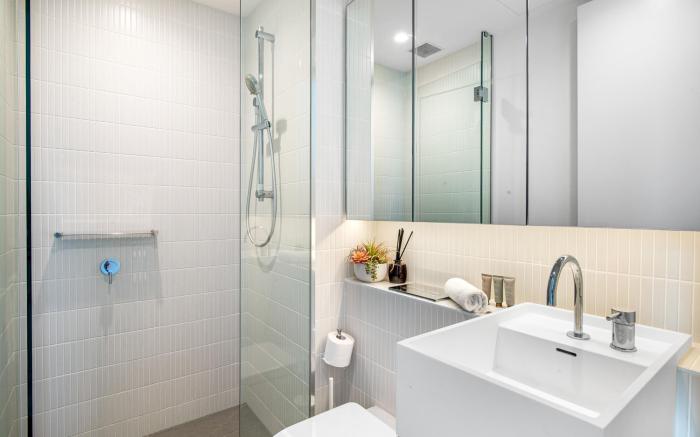 Stylish City Apartment with Expanding City Views